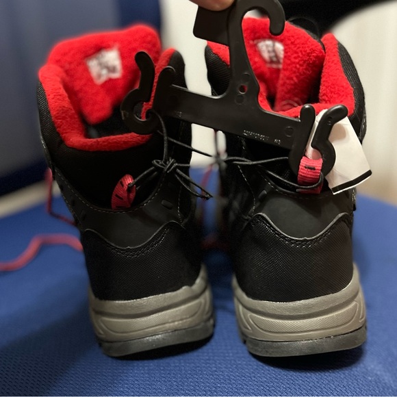 NWT Ozark Trail winter hiking boots with durable grip - Picture 3 of 5